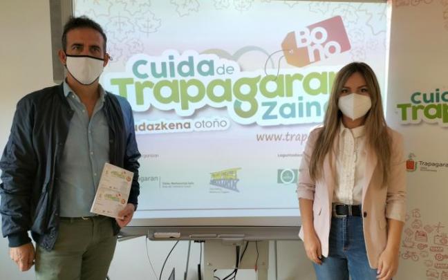 Iñaki Sasiain de Baturik, y la edil Karmele Martínez.