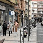 Comerciantes de Irun y la delegada Eizaguirre en la calle Serapio Mugica de Irun.