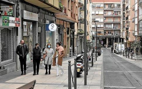 Comerciantes de Irun y la delegada Eizaguirre en la calle Serapio Mugica de Irun. Comerciantes de Irun y la delegada Eizaguirre en la calle Serapio Mugica de Irun.
