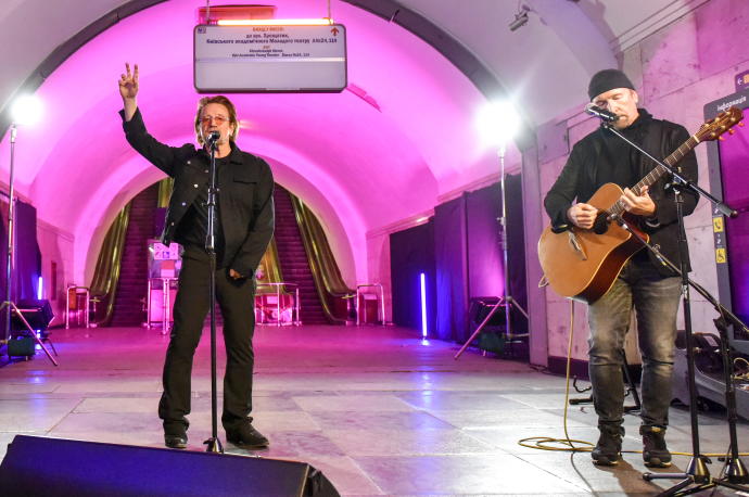 Bono y The Edge durante su concierto en una estación de metro en Kiev.