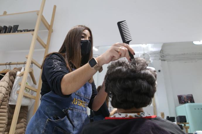 La campaña incluye establecimientos de todo tipo, desde tiendas de alimentación a peluquerías, tintorerías o talleres de artesanía