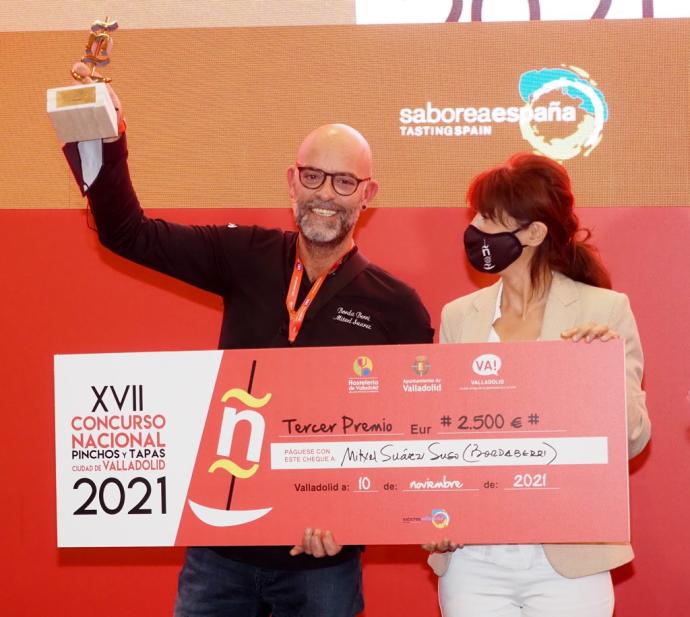 Mitxel Suárez Suso, del Borda Berri, recoge el tercer premio del XVII Concurso Nacional de Pinchos