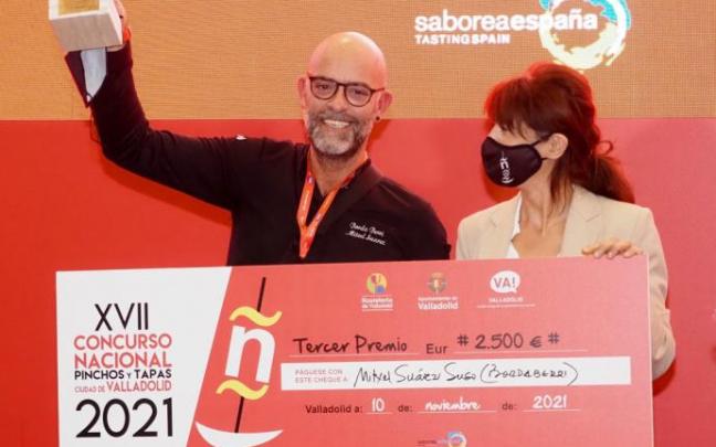 Mitxel Suárez Suso, del Borda Berri, recoge el tercer premio del XVII Concurso Nacional de Pinchos
