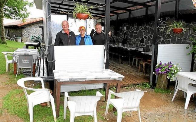 Montañeros catalanes en la terraza cubierta de Antonioren borda.