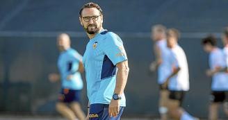 José Bordalás, durante un entrenamiento con el Valencia en las instalaciones de Paterna.