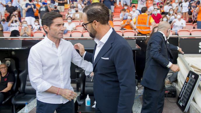 Los jugadores Cillessen y Guillamón serán baja en el partido de Copa contra el Athletic. En la imagen, Marcelino y Bordalás se saludan en un partido