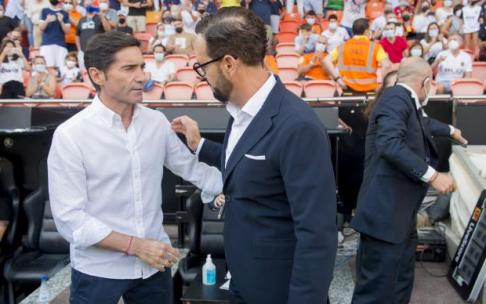 Los jugadores Cillessen y Guillamón serán baja en el partido de Copa contra el Athletic. En la imagen, Marcelino y Bordalás se saludan en un partido