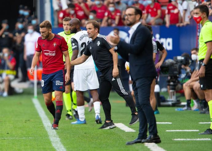 José Bordalás, entrenador del Valencia, y Jagoba Arrasate con Torres, en segundo plano, en el partido del pasado domingo en El Sadar.