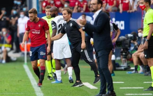 José Bordalás, entrenador del Valencia, y Jagoba Arrasate con Torres, en segundo plano, en el partido del pasado domingo en El Sadar. José Bordalás, entrenador del Valencia, y Jagoba Arrasate con Torres, en segundo plano, en el partido del pasado domingo en El Sadar.