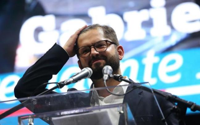 El presidente electo Gabriel Boric llega al punto de encuentro con sus simpatizantes. El presidente electo Gabriel Boric llega al punto de encuentro con sus simpatizantes.