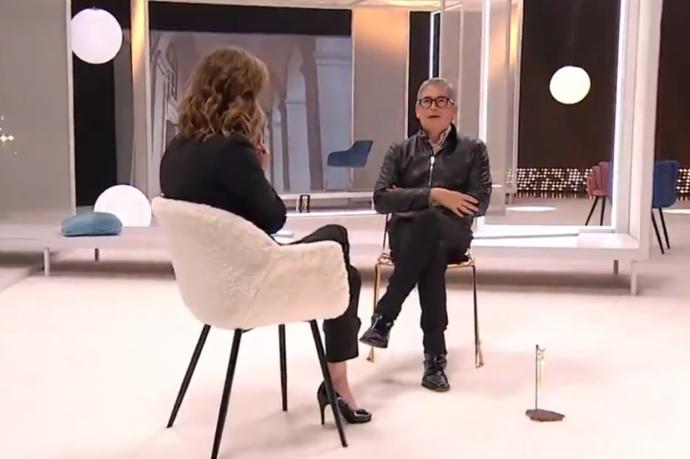 Boris Izaguirre, charlando con María Casado en 'Las tres puertas'.
