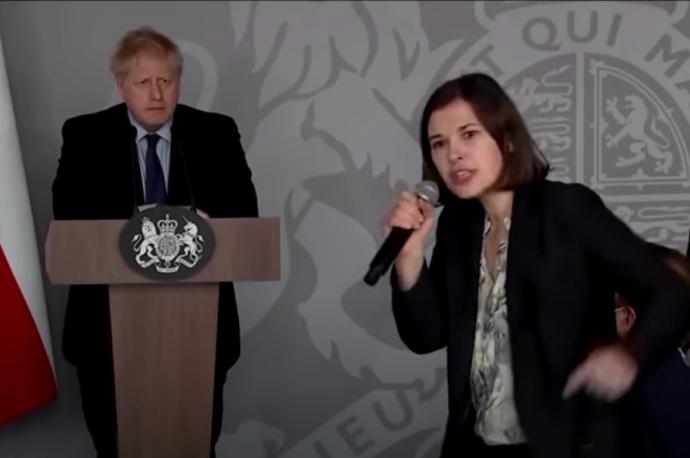 Boris Johnson, escuchando a la periodista ucraniana Daria Kaleniuk.