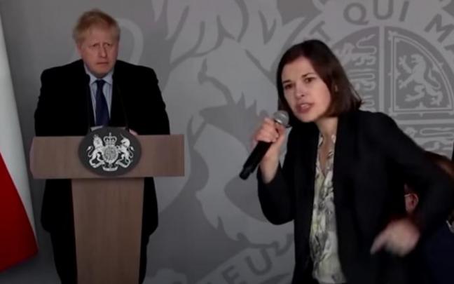Boris Johnson, escuchando a la periodista ucraniana Daria Kaleniuk.