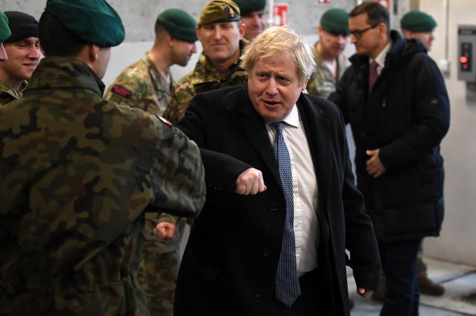 Boris Johnson cree que "estamos al borde del precipicio".