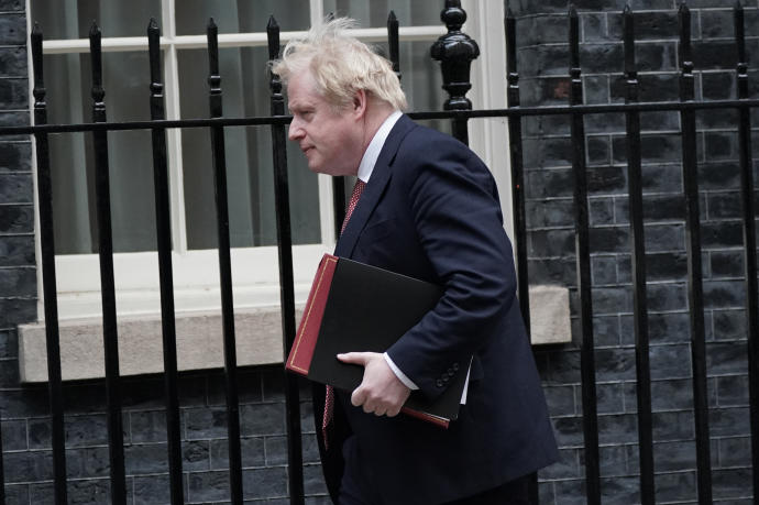 Boris Johnson camino del Parlamento británico este lunes.