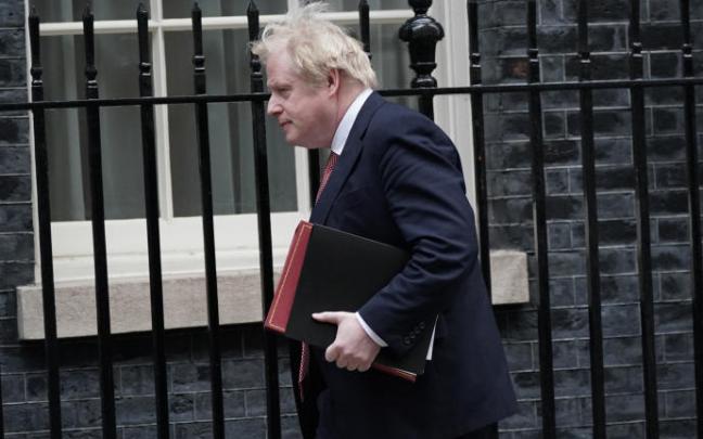 Boris Johnson camino del Parlamento británico este lunes.