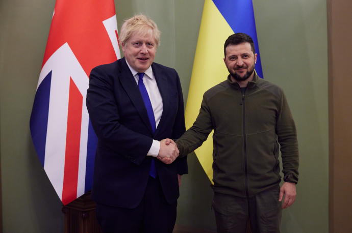 Johnson y Zelenski se reúnen en Kiev.