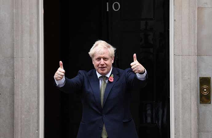 Boris Johnson posa ante el número 10 de Downing Street.