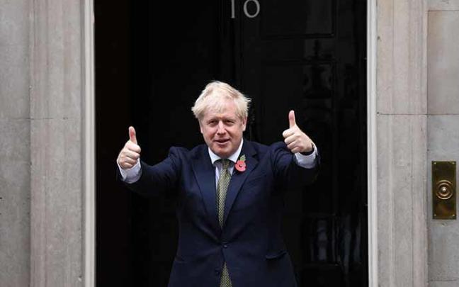 Boris Johnson posa ante el número 10 de Downing Street.