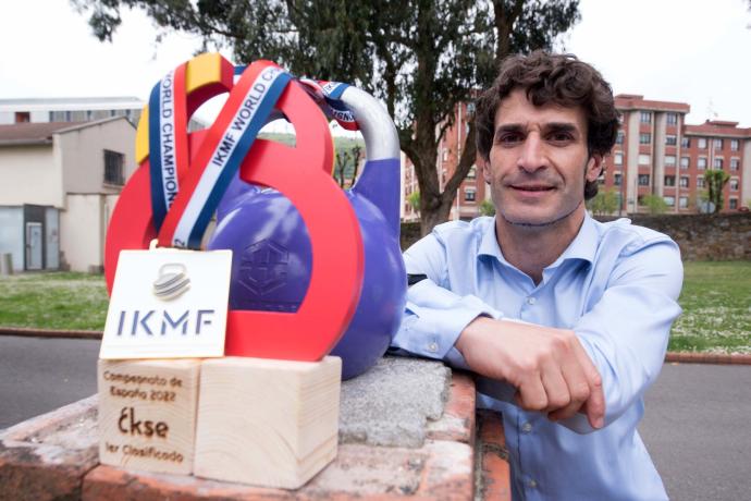 Borja Otaola posa con el trofeo de campeón mundial.