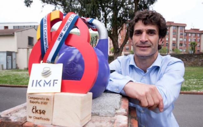 Borja Otaola posa con el trofeo de campeón mundial.