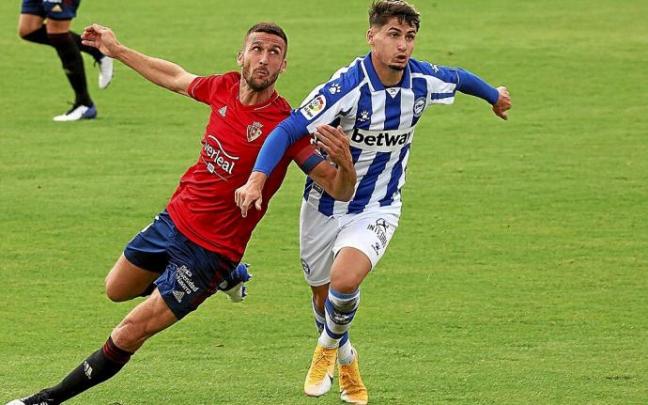 Borja Sainz pelea con Oier Sanjurjo en la visita de esta temporada a El Sadar. Foto: Javier Bergasa