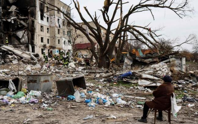 Una mujer espera a que los bomberos rescaten el cuerpo de su hijo en Borodianka.