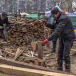 Dos hombres ucranianos cortan madera en Kiev en uno de los campamentos improvisados. Dos hombres ucranianos cortan madera en Kiev en uno de los campamentos improvisados.