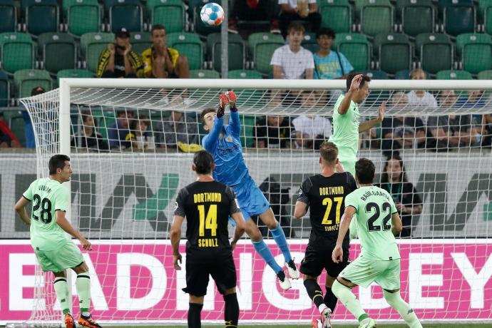 Raúl García ha marcado de penalti el primer gol del encuentro entre el Borussia y Athletic
