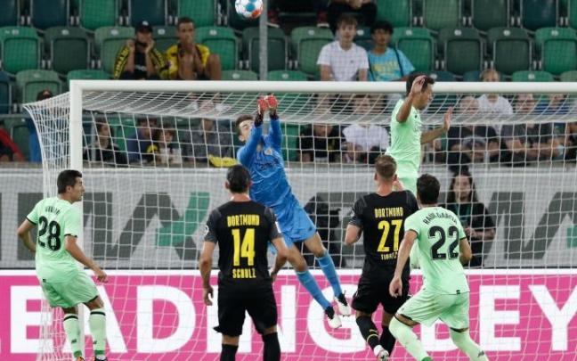 Raúl García ha marcado de penalti el primer gol del encuentro entre el Borussia y Athletic Raúl García ha marcado de penalti el primer gol del encuentro entre el Borussia y Athletic