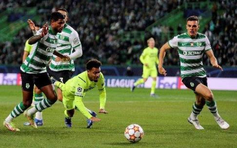 Un lance del partido que el Borussia Dortmund perdió este miércoles en Lisboa contra el Sporting. Un lance del partido que el Borussia Dortmund perdió este miércoles en Lisboa contra el Sporting.