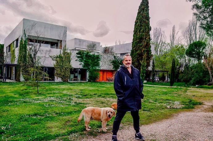 Miguel Bosé, posando hace unos años frente a su casa de Somosaguas (Madrid).