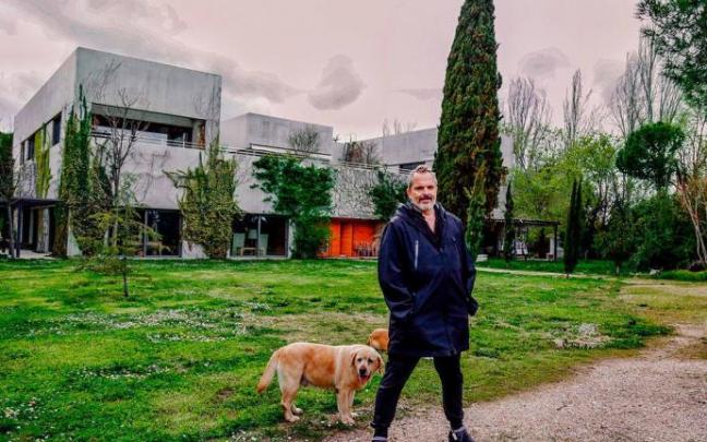 Miguel Bosé, posando hace unos años frente a su casa de Somosaguas (Madrid). Miguel Bosé, posando hace unos años frente a su casa de Somosaguas (Madrid).