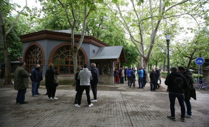 Personas interesadas en la gestión de la cafetería Bosquecillo, durante una visita programada por el Ayuntamiento.