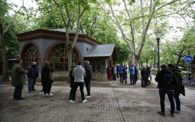 Personas interesadas en la gestión de la cafetería Bosquecillo, durante una visita programada por el Ayuntamiento.