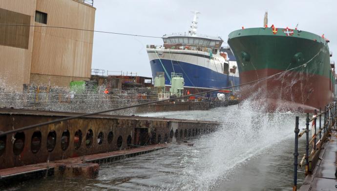 Murueta bota un buque híbrido con cero emisiones de CO2 en puerto.