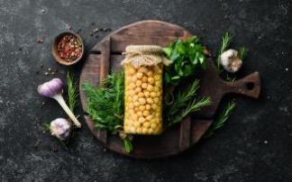 Un bote de garbanzos no debe faltar nunca en una despensa ya que su versatilidad puede solucionar cualquier compromiso. Un bote de garbanzos no debe faltar nunca en una despensa ya que su versatilidad puede solucionar cualquier compromiso.