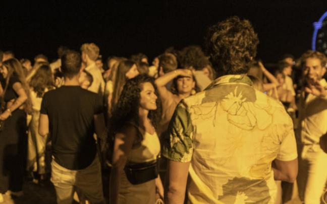 Varios grupos de jóvenes reunidos de madrugada. Varios grupos de jóvenes reunidos de madrugada.