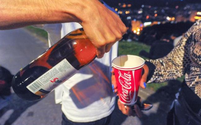Imagen de archivo de jóvenes realizando botellón en la calle. Imagen de archivo de jóvenes realizando botellón en la calle.