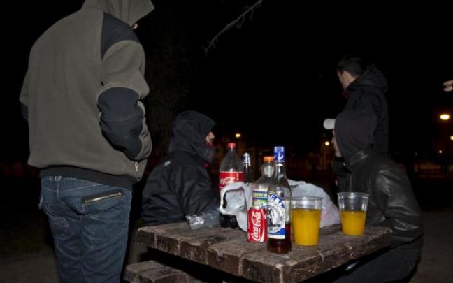 Jóvenes haciendo botellón en un parque Jóvenes haciendo botellón en un parque