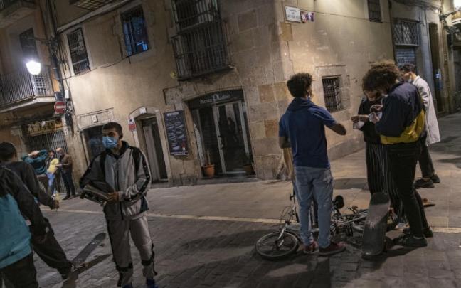 Un grupo de jóvenes durante un botellón en la vía pública