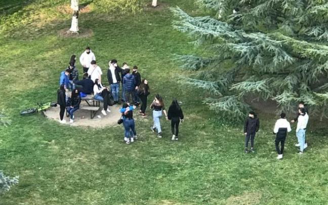 Un botellón en un parque. Un botellón en un parque.