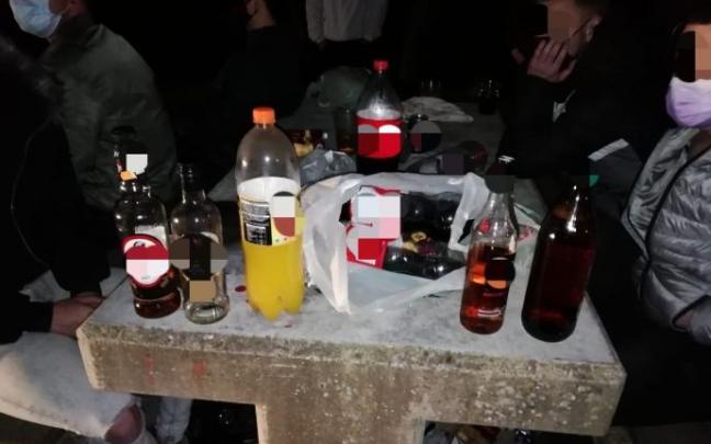 Jóvenes participando en un botellón