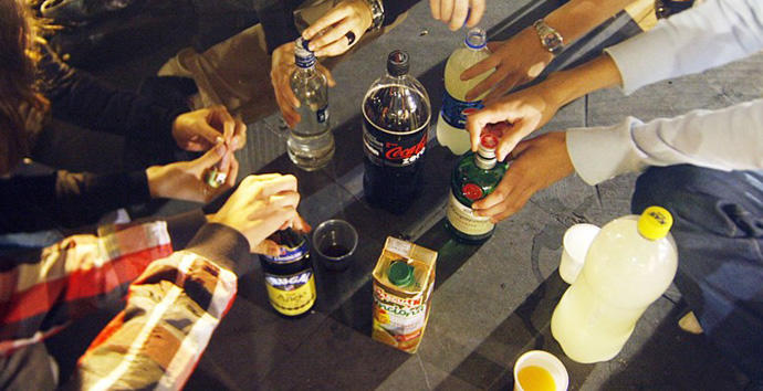 Jóvenes haciendo botellón en una imagen de archivo.