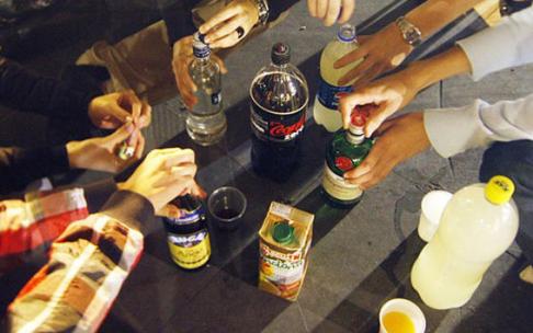 Jóvenes haciendo botellón en una imagen de archivo.