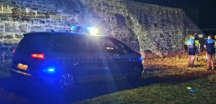 Agentes de Policía Municipal de Pamplona, durante una intervención el fin de semana en las murallas.