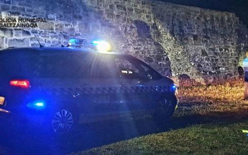 Agentes de Policía Municipal de Pamplona, durante una intervención el fin de semana en las murallas.