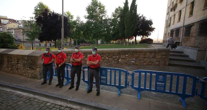 La Plaza de Corazonistas, cerrada y vigilada por agentes de la Policía Foral para evitar botellones durante los "No Sanfermines".