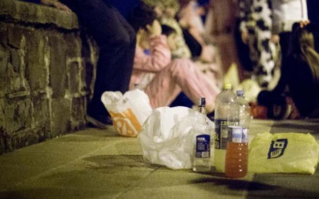 La alcaldesa de Plentzia anuncia medidas para frenar los botellones en la playa