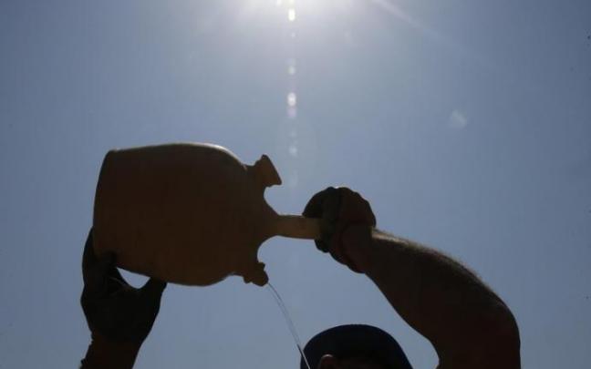 Un obrero se refresca con un botijo Un obrero se refresca con un botijo